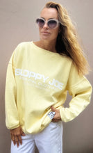 Load image into Gallery viewer, 05 CLASSIC SQUARE SWEATSHIRT - Butter Yellow

