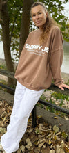 Load image into Gallery viewer, 05 CLASSIC SQUARE SWEATSHIRT - Mocha
