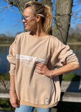 Load image into Gallery viewer, 05 CLASSIC SQUARE SWEATSHIRT - Caramel
